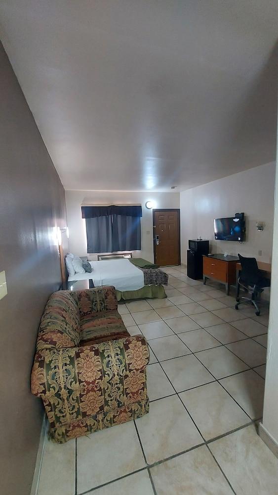 Executive Inn and Suites photo 32