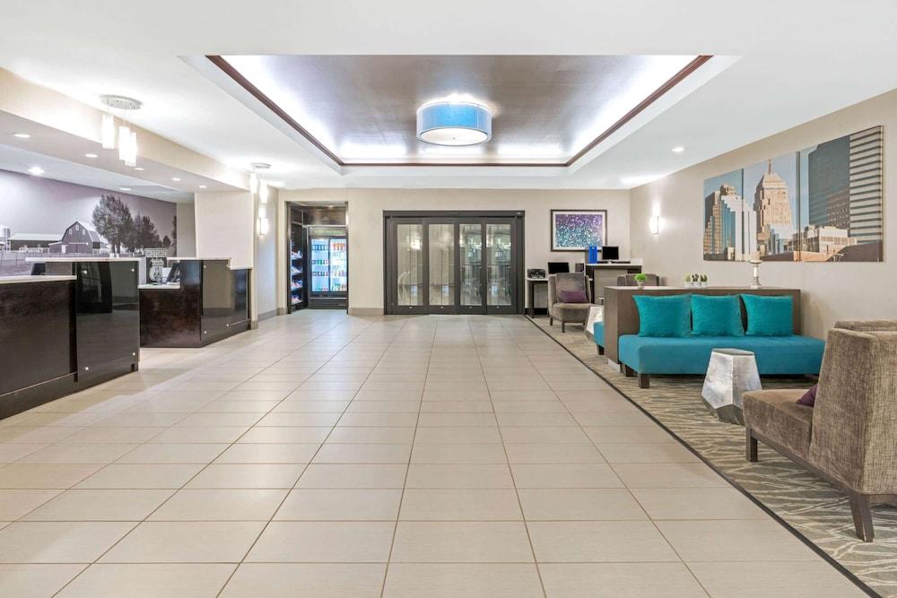 La Quinta Inn & Suites by Wyndham Oklahoma City -Yukon photo 2