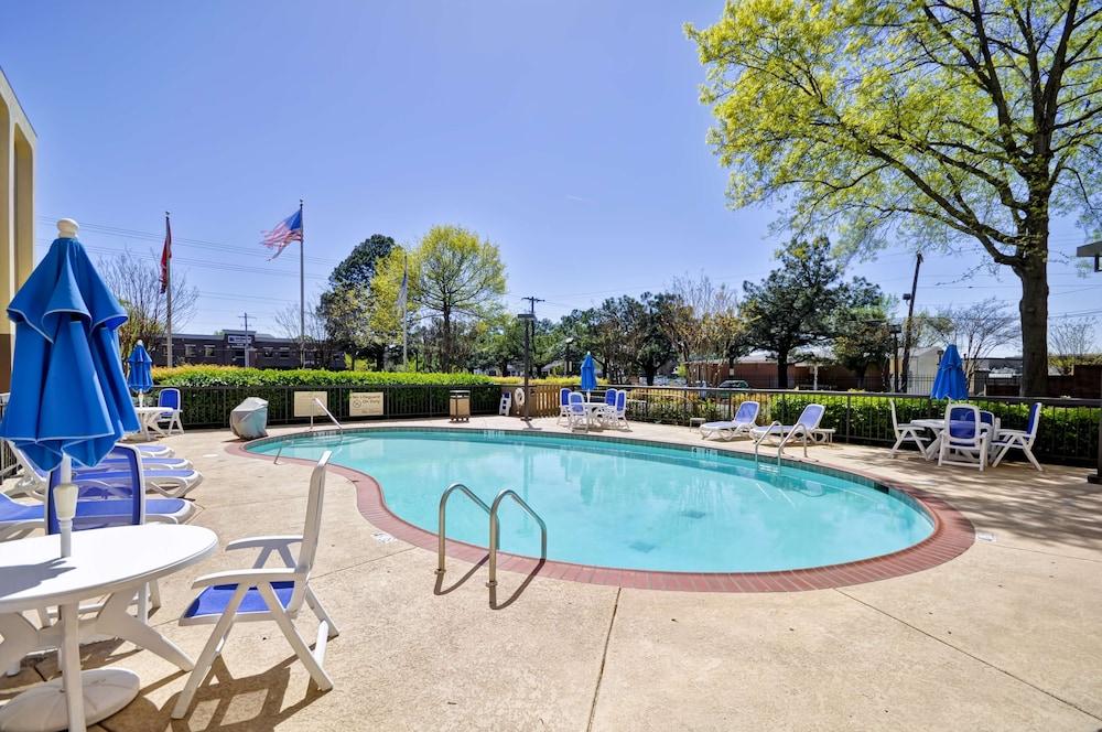 Hampton Inn Memphis-Poplar photo 25