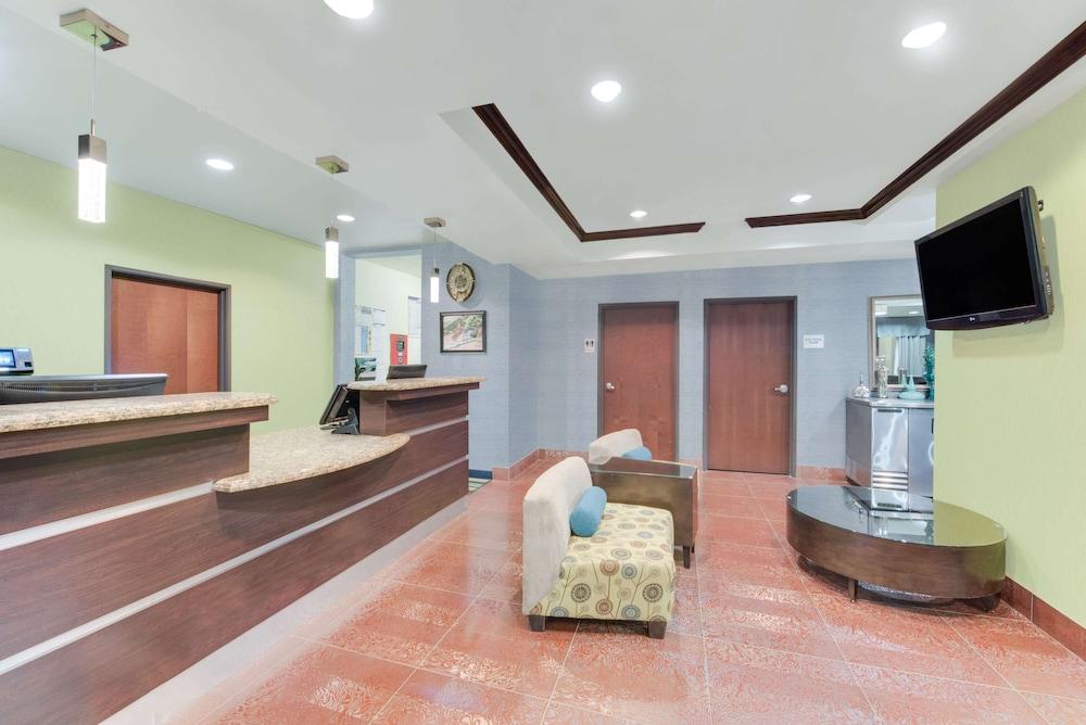 Super 8 by Wyndham Cotulla TX photo 2