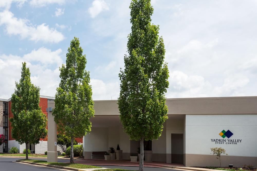 Holiday Inn Express Wilkesboro by IHG photo 35