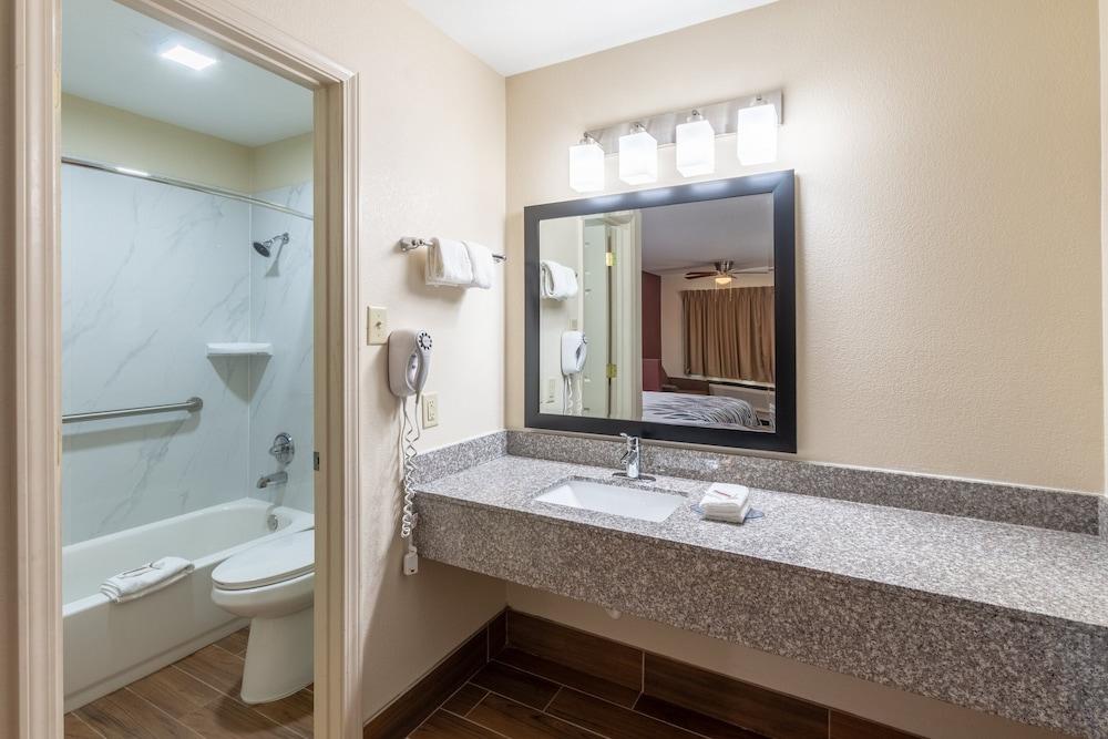 Red Roof Inn Buffalo, TX photo 9