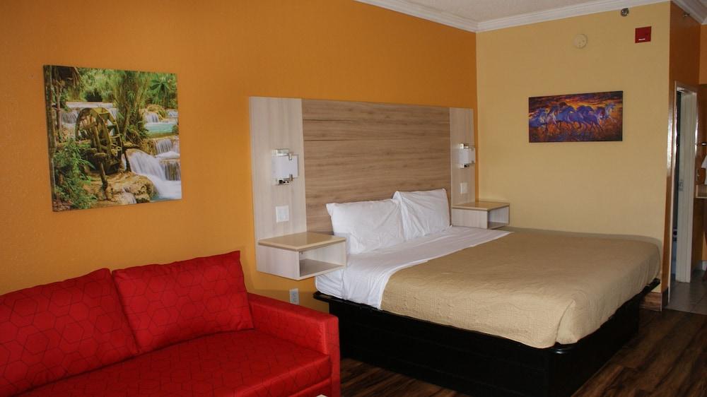 HomeTown Inn & Suites photo 7