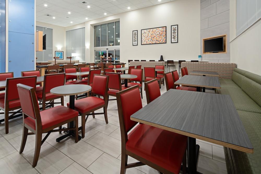 Holiday Inn Express Hotel & Suites SeaTac by IHG photo 21