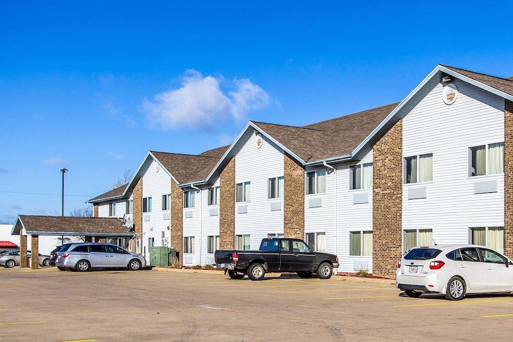 Econo Lodge Inn & Suites Pekin - Peoria Area photo 58