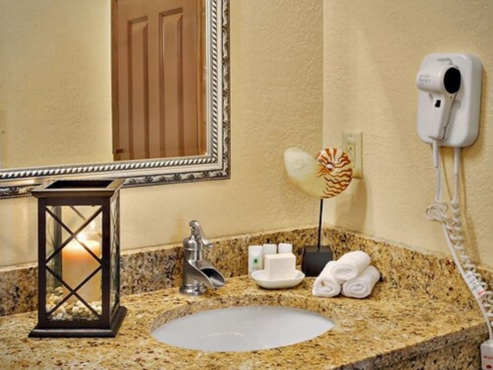 Coachman Inn & Suites photo 37