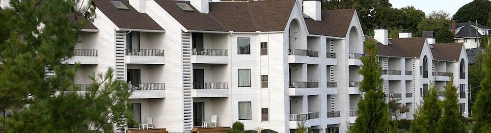 Edgewater Inn- Charlevoix photo 15