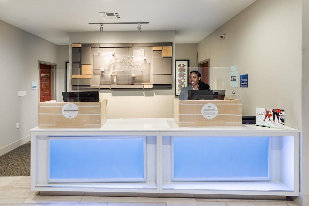 Holiday Inn Express & Suites West by IHG photo 9