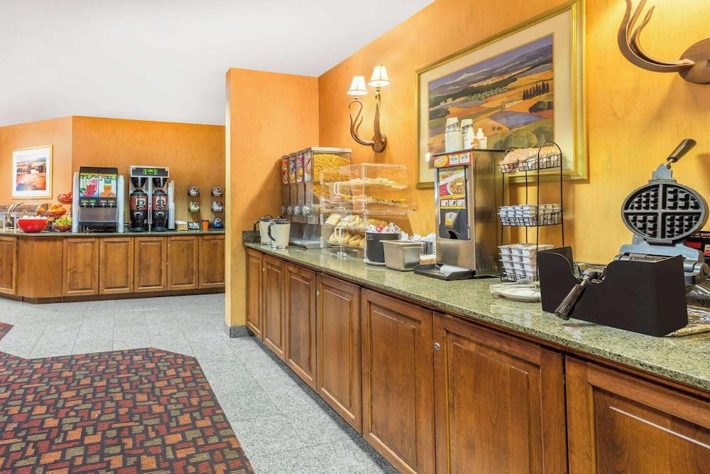 Ramada by Wyndham Kent Seattle Area photo 27