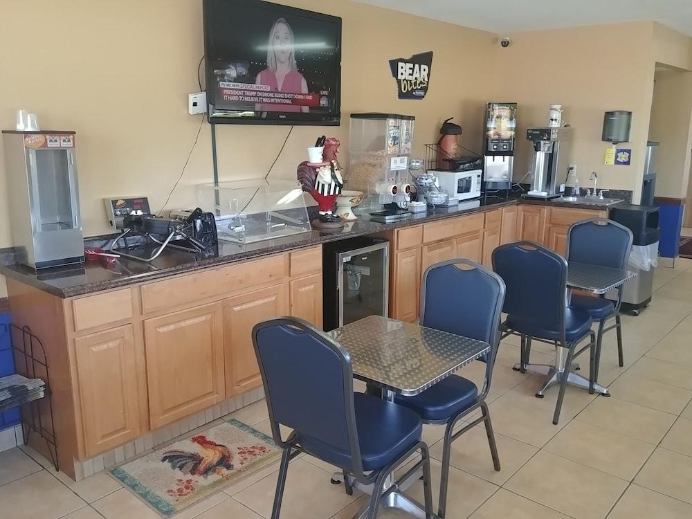 Travelodge by Wyndham Great Bend photo 14
