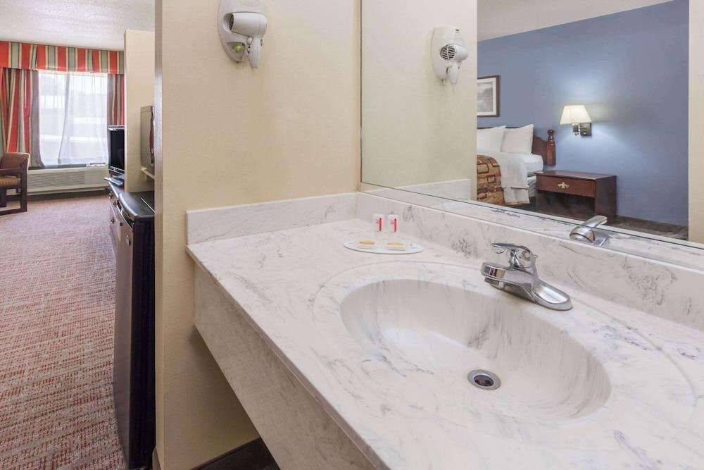 Days Inn by Wyndham Rayne/Crowley photo 3