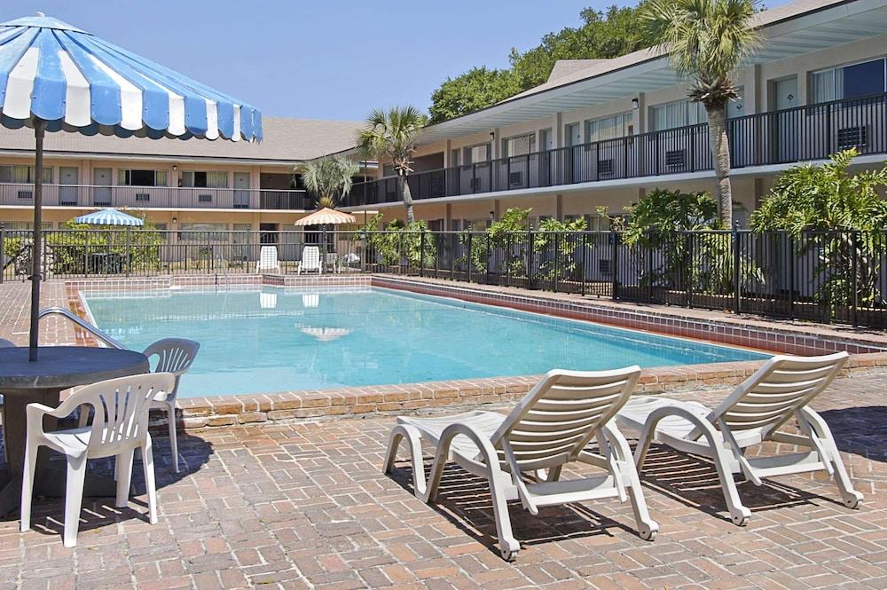 Days Inn by Wyndham Gainesville University photo 2
