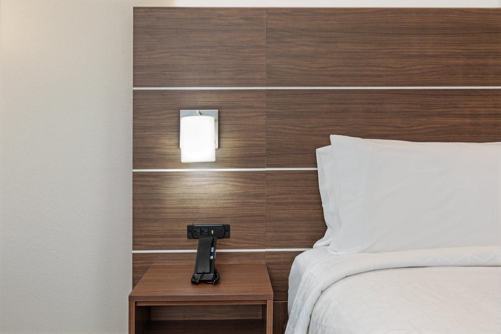 Holiday Inn Express & Suites West by IHG photo 12