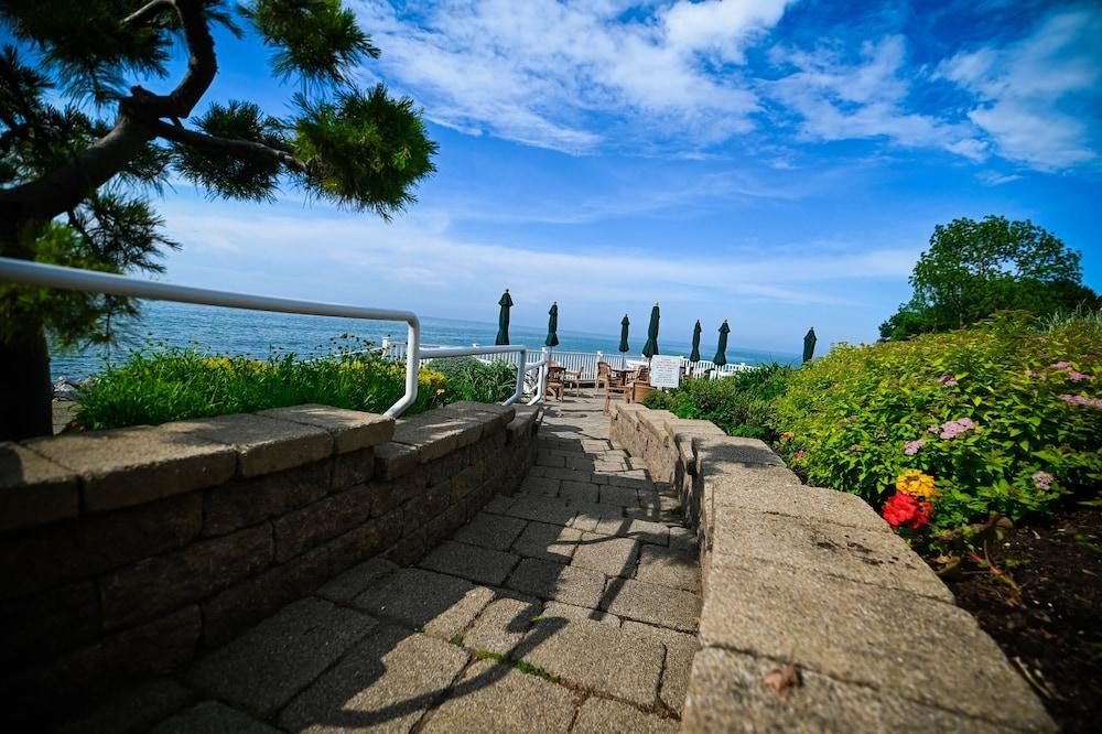 The Lakehouse Inn — hotel in Geneva