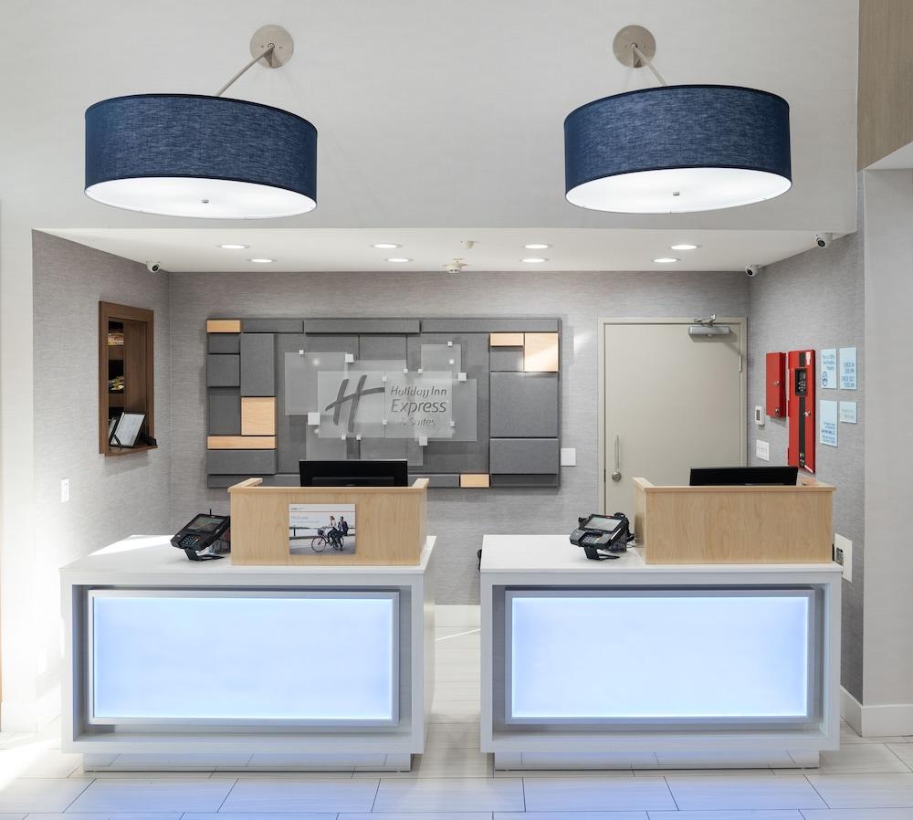 Holiday Inn Express & Suites Lake Forest by IHG photo 2