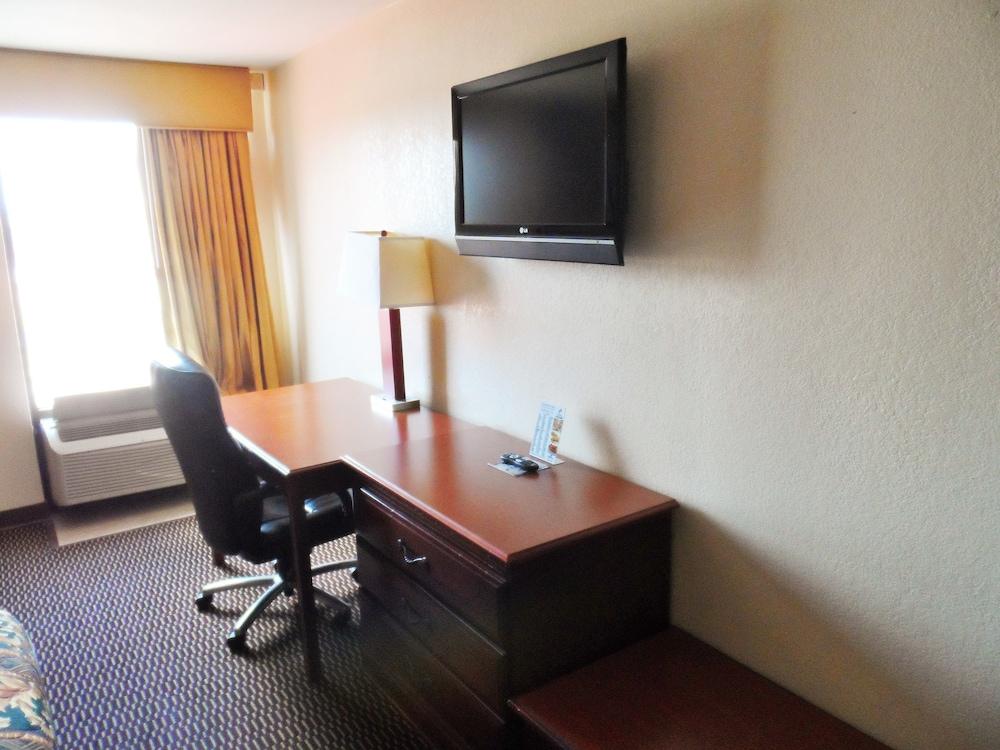 Courtesy Inn photo 16