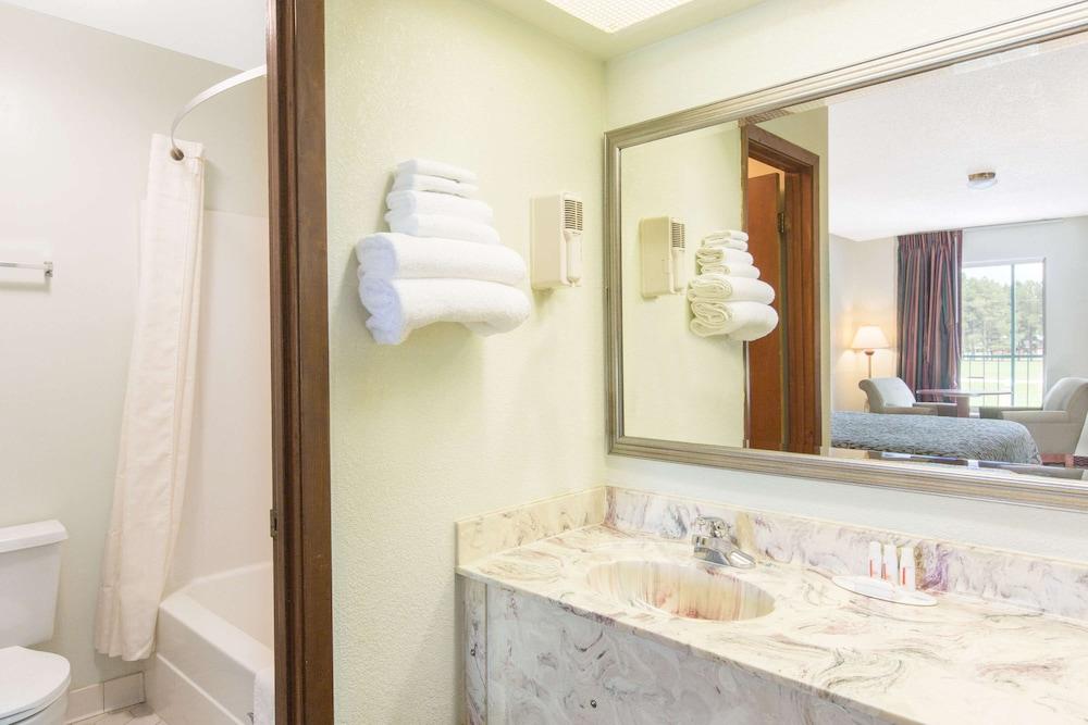 Days Inn by Wyndham West Point photo 12