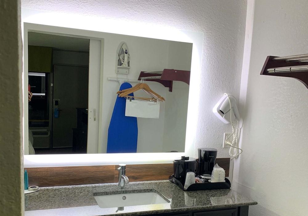 Lx Hotel, Powered by ACW Circle photo 12
