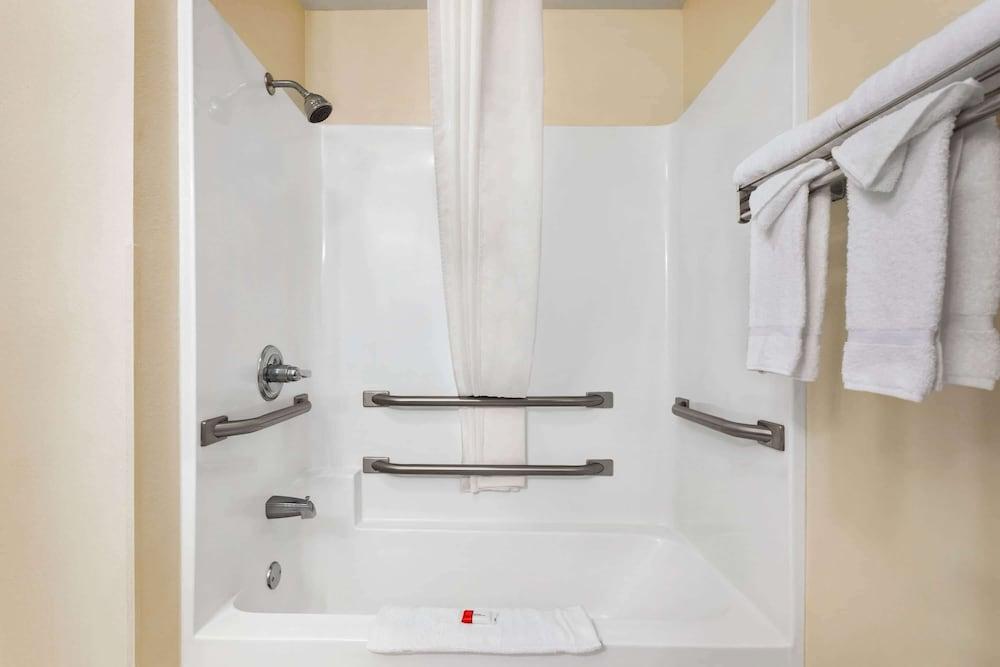 Super 8 by Wyndham Clinton photo 16