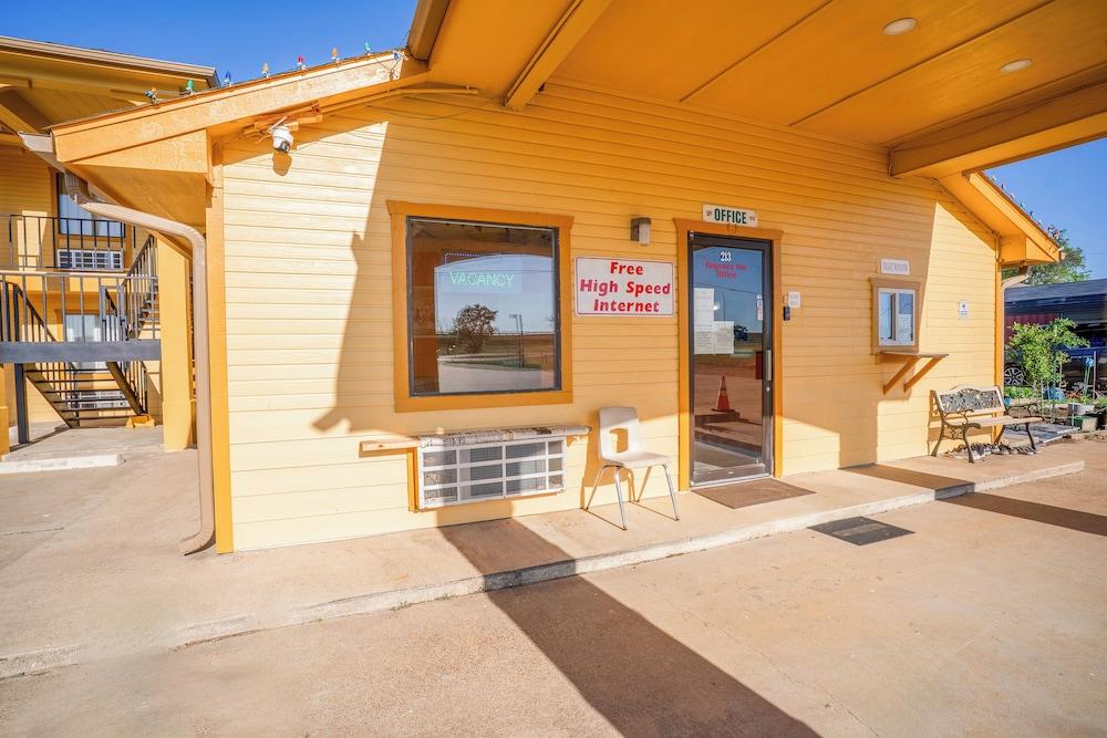 Regency Inn By OYO Rockdale TX photo 48