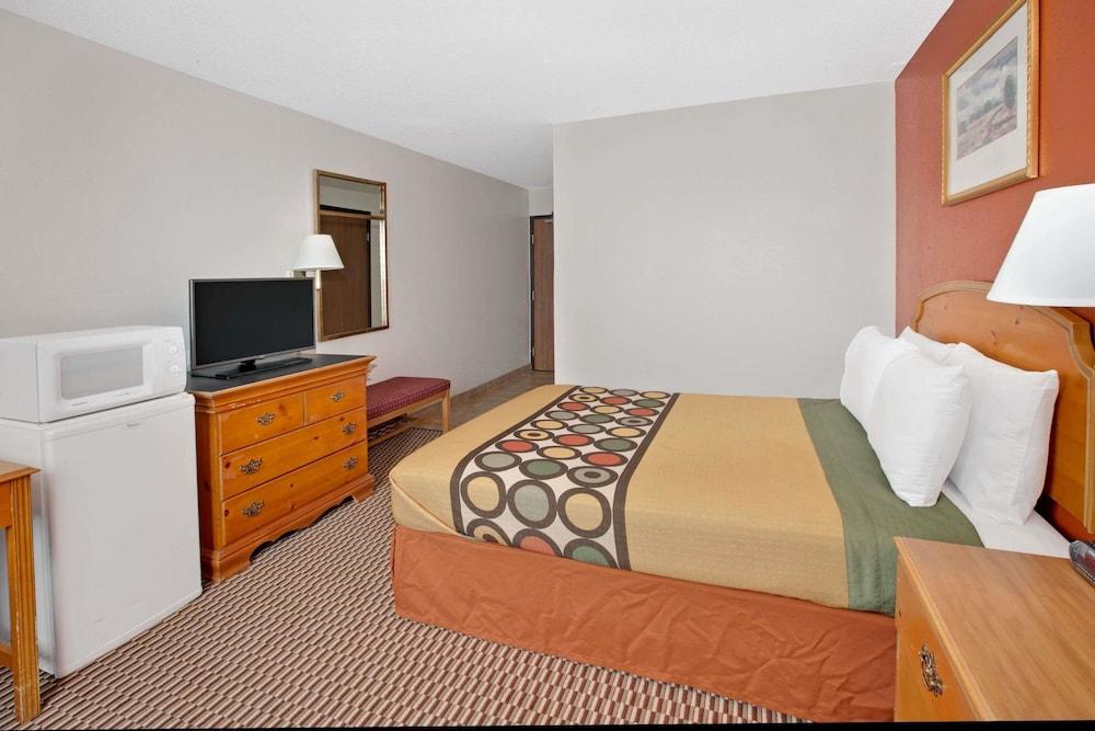 Super 8 by Wyndham Crystal Lake photo 7