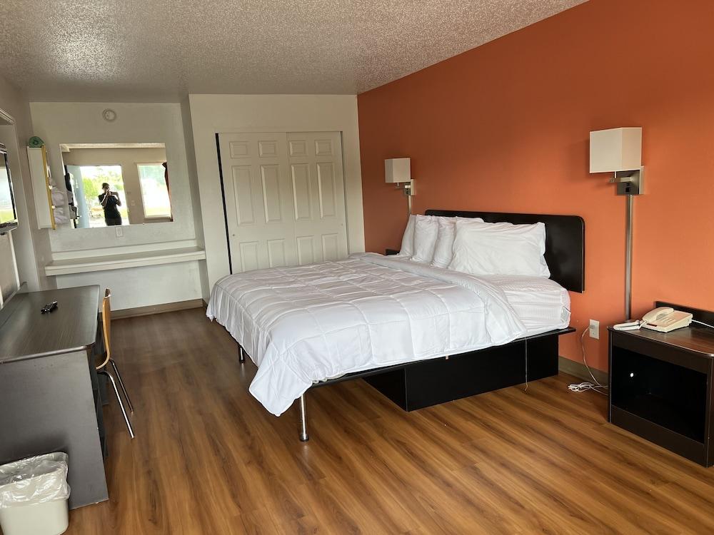LAKE INN photo 2