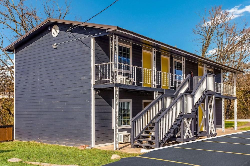 Rodeway Inn Berryville photo 24