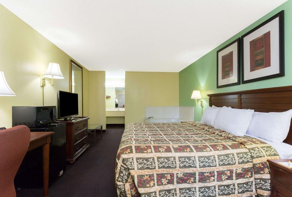 Days Inn by Wyndham Lamont/Monticello photo 13
