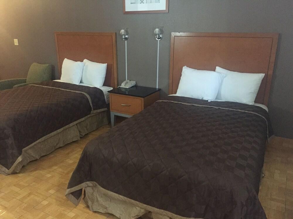 Executive Inn and Suites photo 17