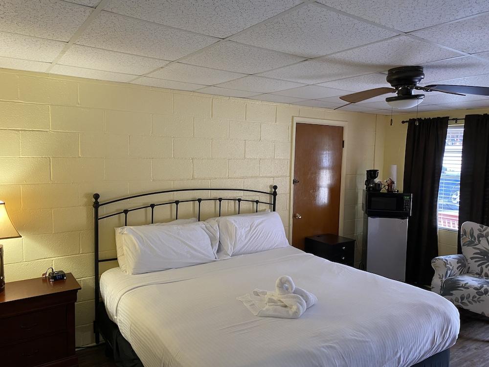King Guest Room located at the entrance to Mountain Harbor just 2 1/2 miles from Lake Ouachita. by RedAwning photo 3
