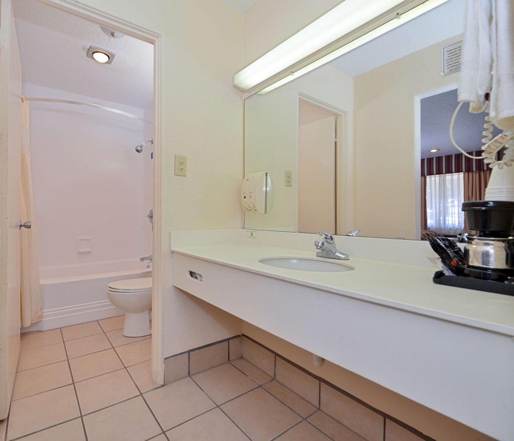 Americas Best Value Inn Lubbock E photo 41