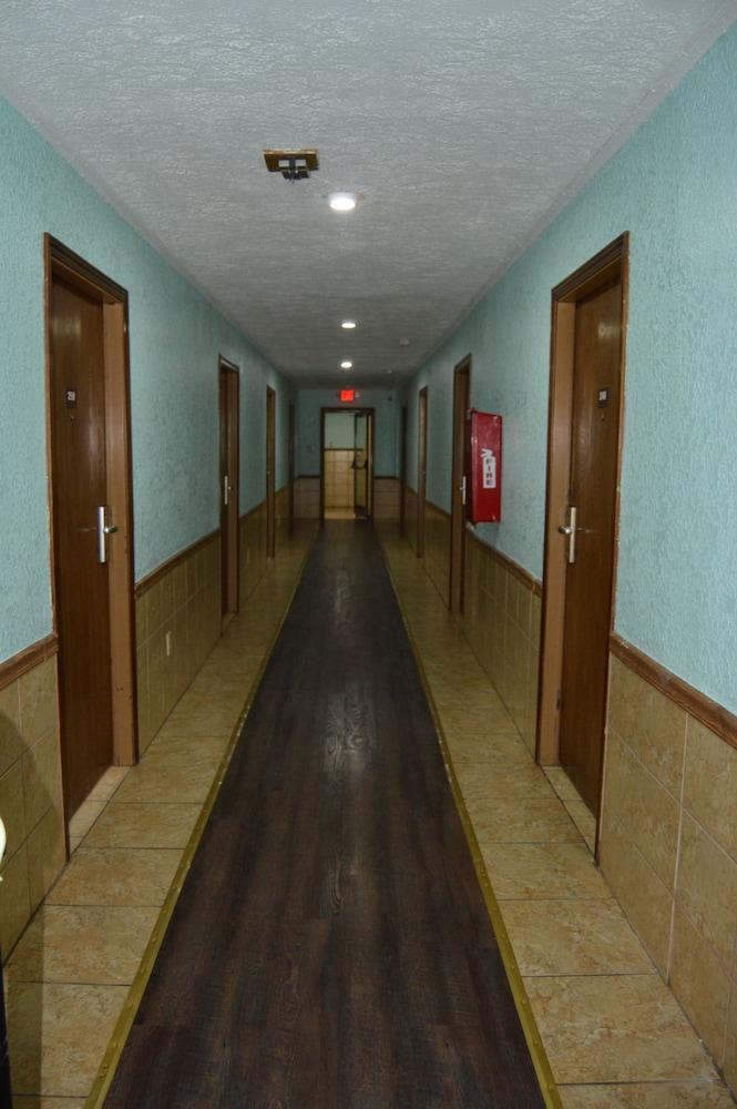 Budget Inn of Claypool Hill photo 28