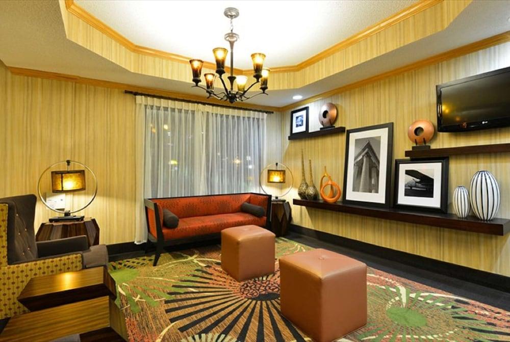 Hampton Inn Sturgis-Lagrange Area photo 11