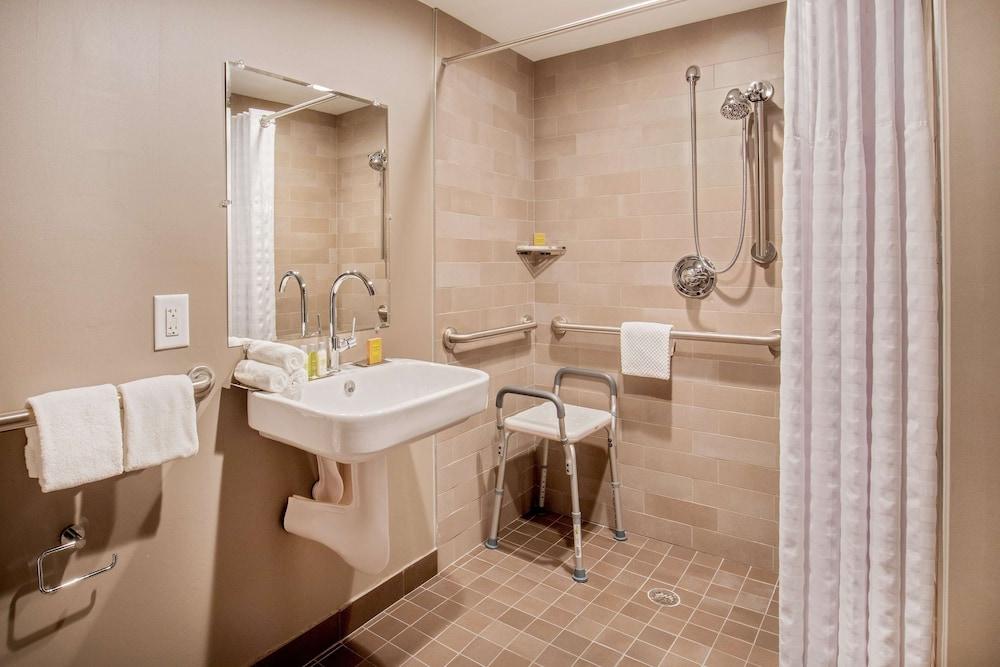 DoubleTree by Hilton Atlanta Windy Hill Ballpark photo 39