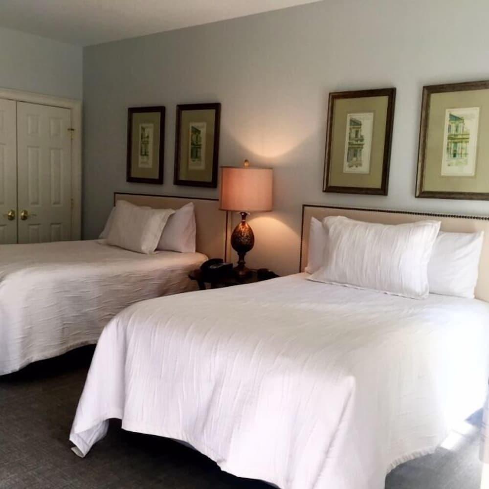Carriage House Inn photo 10