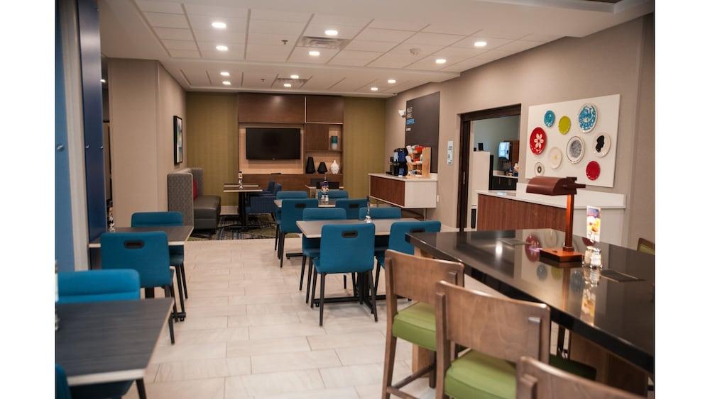 Holiday Inn Express & Suites Norfolk by IHG photo 25