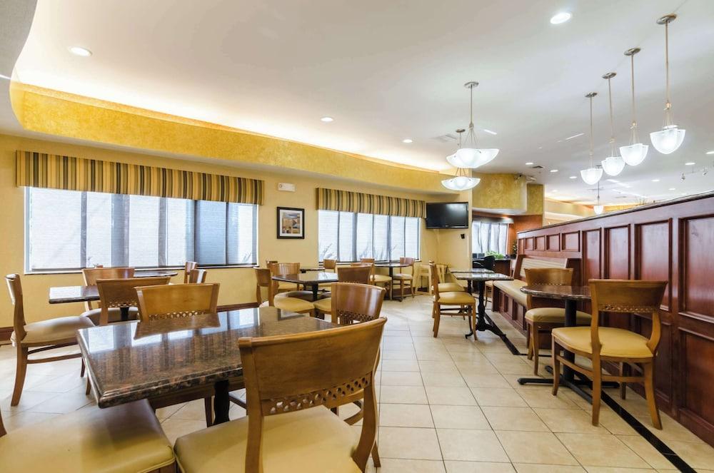 Comfort Suites Salina South photo 77