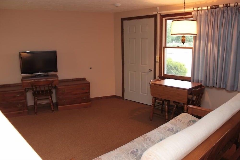 The Villager Motel photo 50