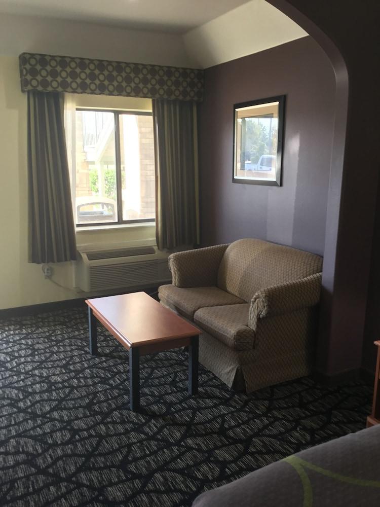 Super 8 by Wyndham Fairfield Tx photo 13