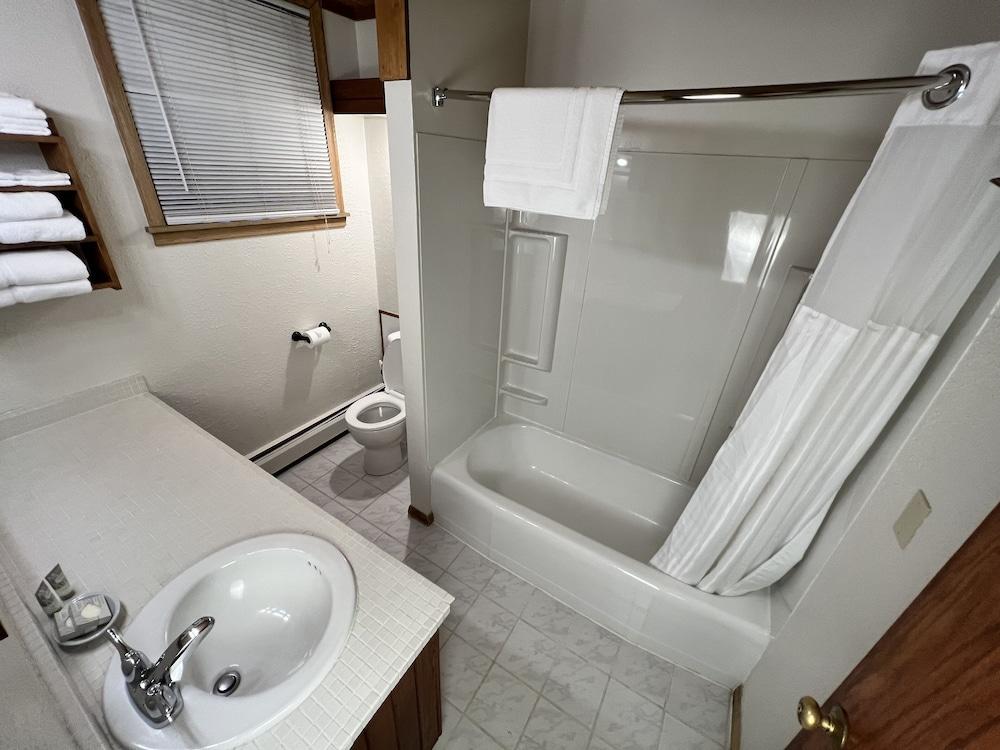 Thomsonite Beach Inn photo 56