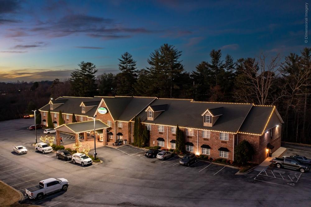 Mountain Inn & Suites photo 13
