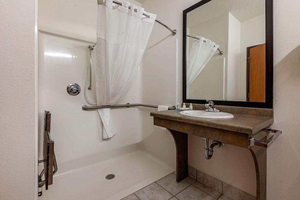 Quality Inn Redgranite photo 11