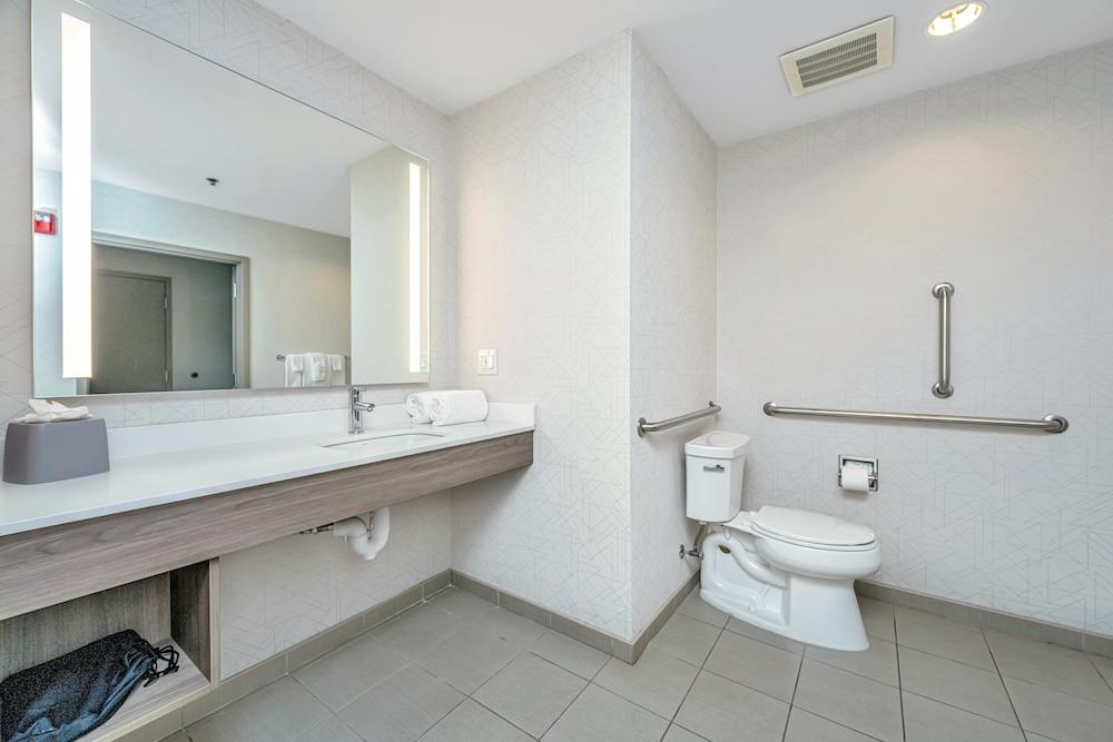 Holiday Inn Express & Suites Charleston Arpt-Conv Ctr Area photo 45