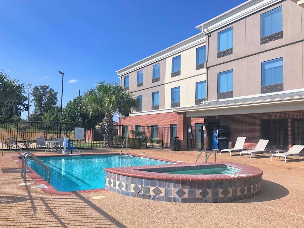 Holiday Inn Express & Suites Hearne by IHG photo 2