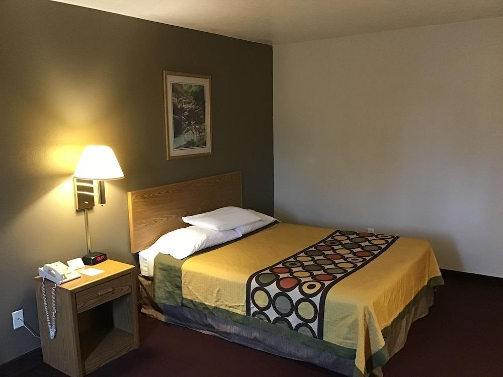 Super 8 by Wyndham Blackfoot photo 6