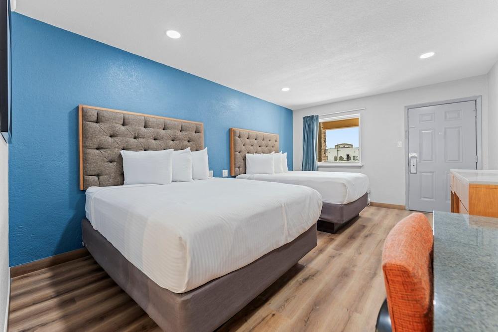 Econo Lodge Inn & Suites Sealy photo 21