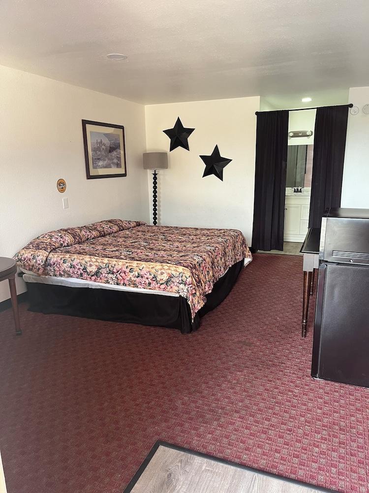 Glen Rose Inn and Suites photo 7