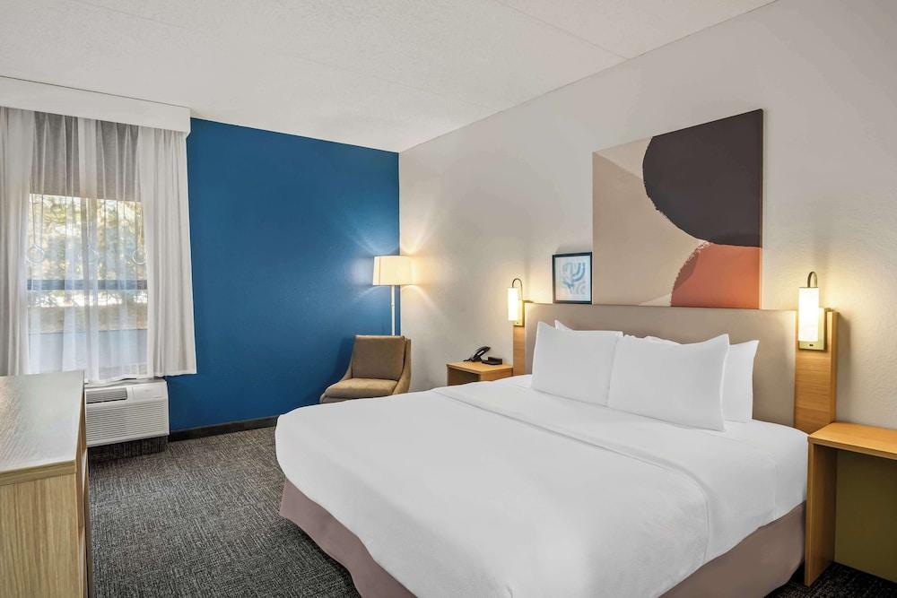 Spark by Hilton Stevensville photo 38