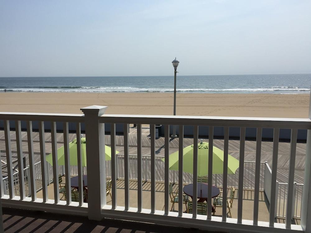 Fish Tales Boardwalk Inn photo 28
