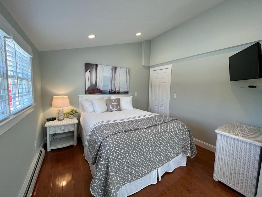 Beach Breeze Inn photo 38